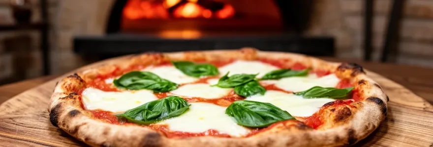 Pizza artisanale sortant du four à bois avec mozzarella fondante à Marseille